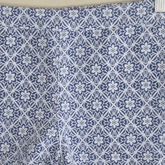 Abercrombie & Fitch | Blue & White Tapestry Floral Side Zip Micro Shorts Size 6 - Picture 2 of 5